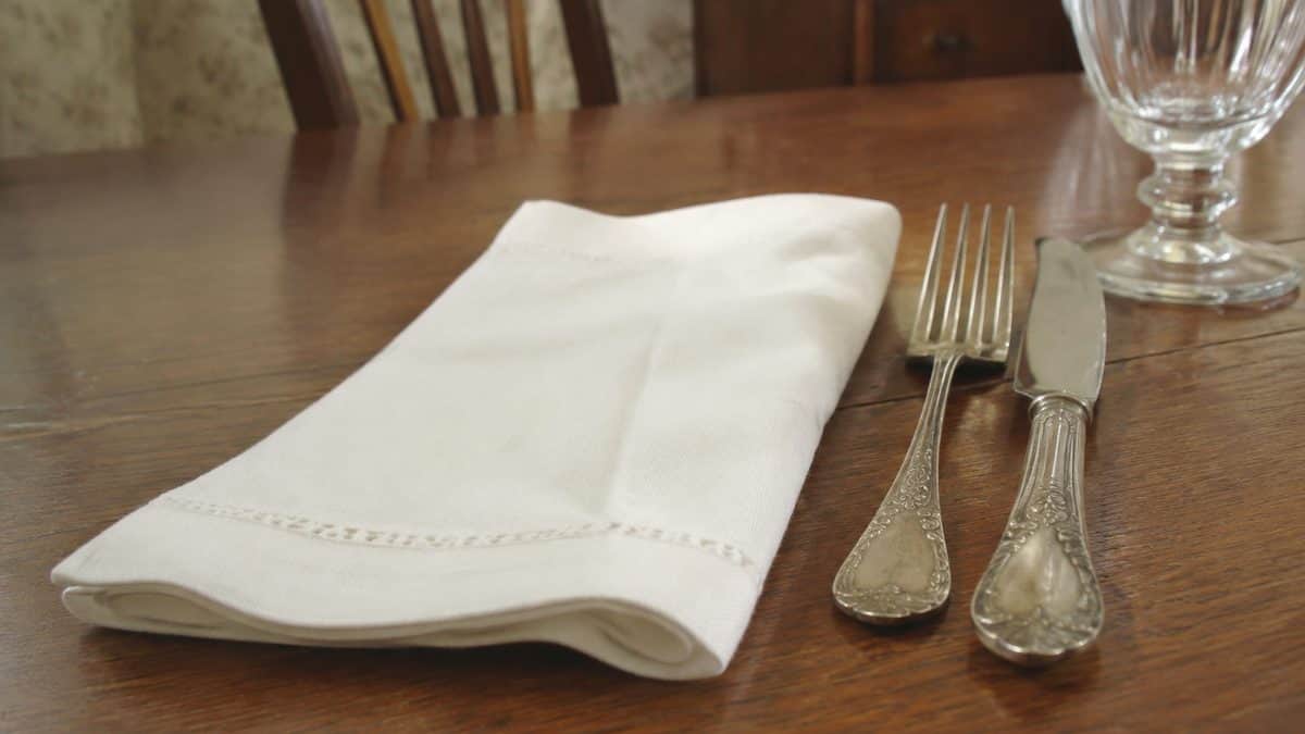 12 Forgotten Dinner Table Rules That Would Surprise Kids Today 7 Authentic close-up photo of a folded dinner napkin and silverware