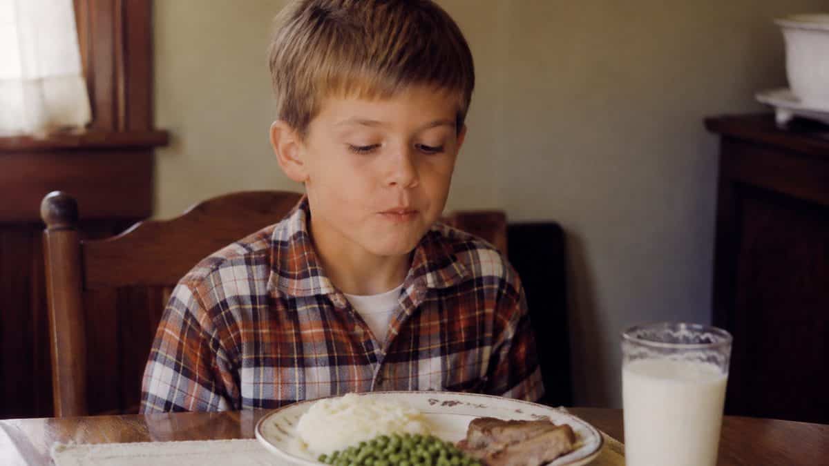 12 Forgotten Dinner Table Rules That Would Surprise Kids Today 9 Child eating politely at a table