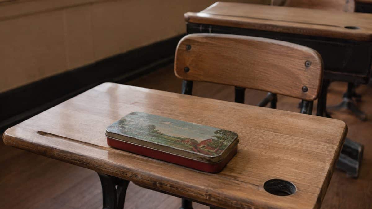 Remember These? 14 School Supplies That Defined the '50s Classroom 5 1950s lithographed metal pencil box