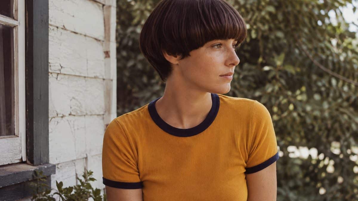 Every '70s Haircut That Everyone Wanted 13 Woman with a bowl cut