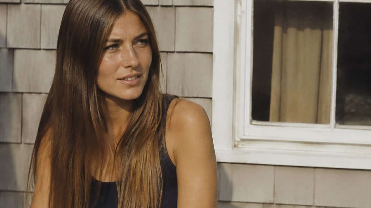 Every '70s Haircut That Everyone Wanted 9 Authentic 1970s photo of woman with long straight hair