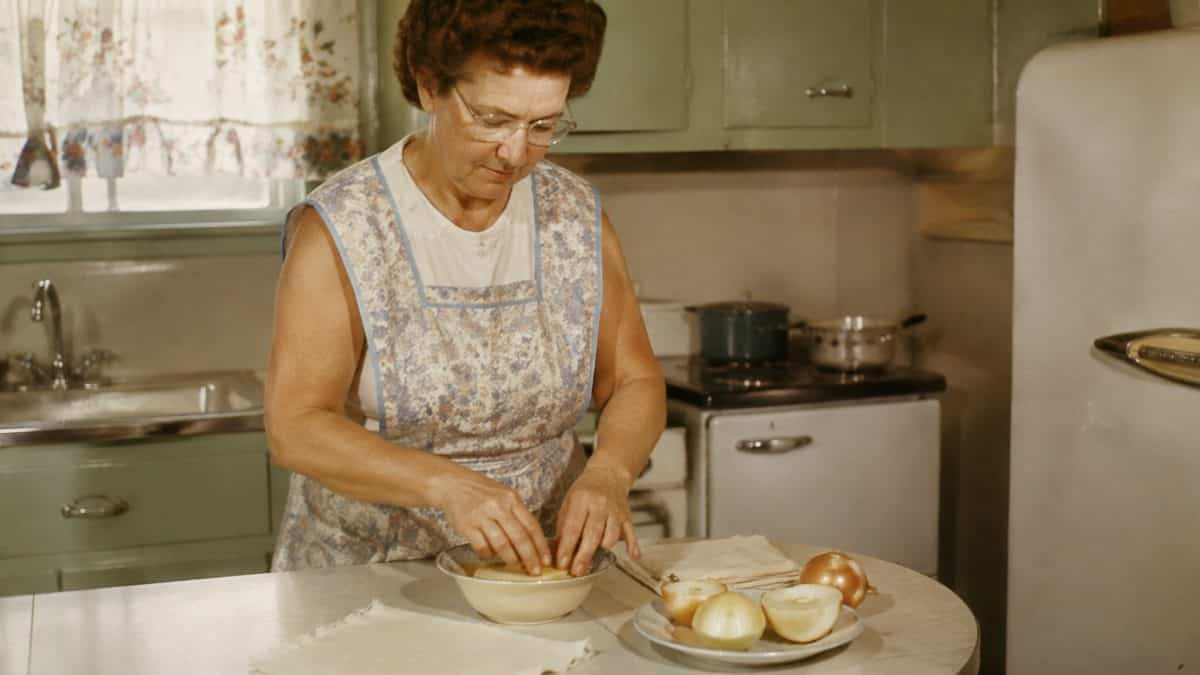Home Remedies from the '50s Your Grandma Swore By 5 Genuine vintage photo of someone preparing an onion poultice.