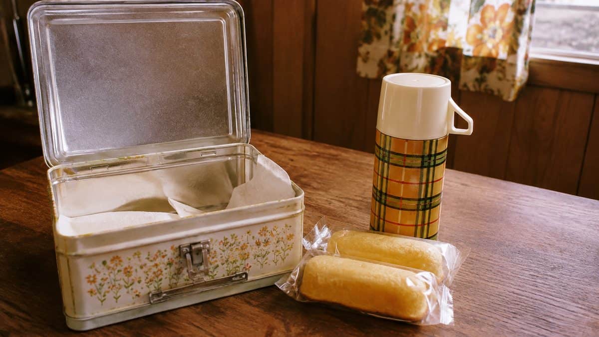 Twinkies and lunchbox.