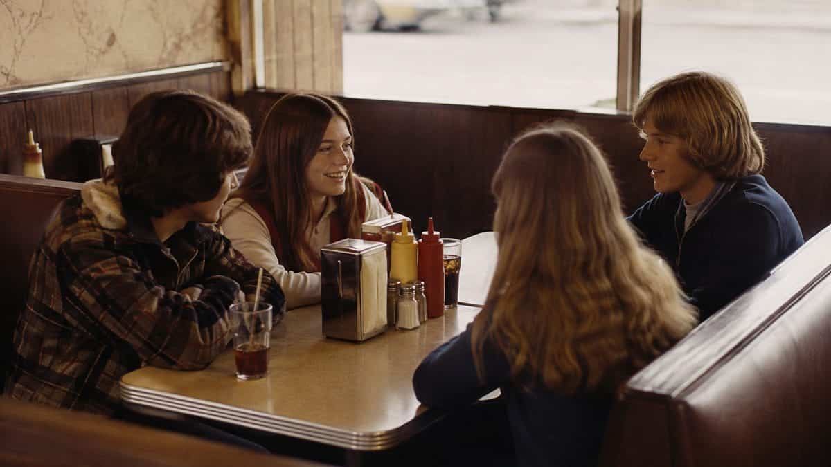 Dating Rules from the '70s That Sound Completely Insane Now 5 Authentic 1970s photo of teenagers hanging out in a diner booth.