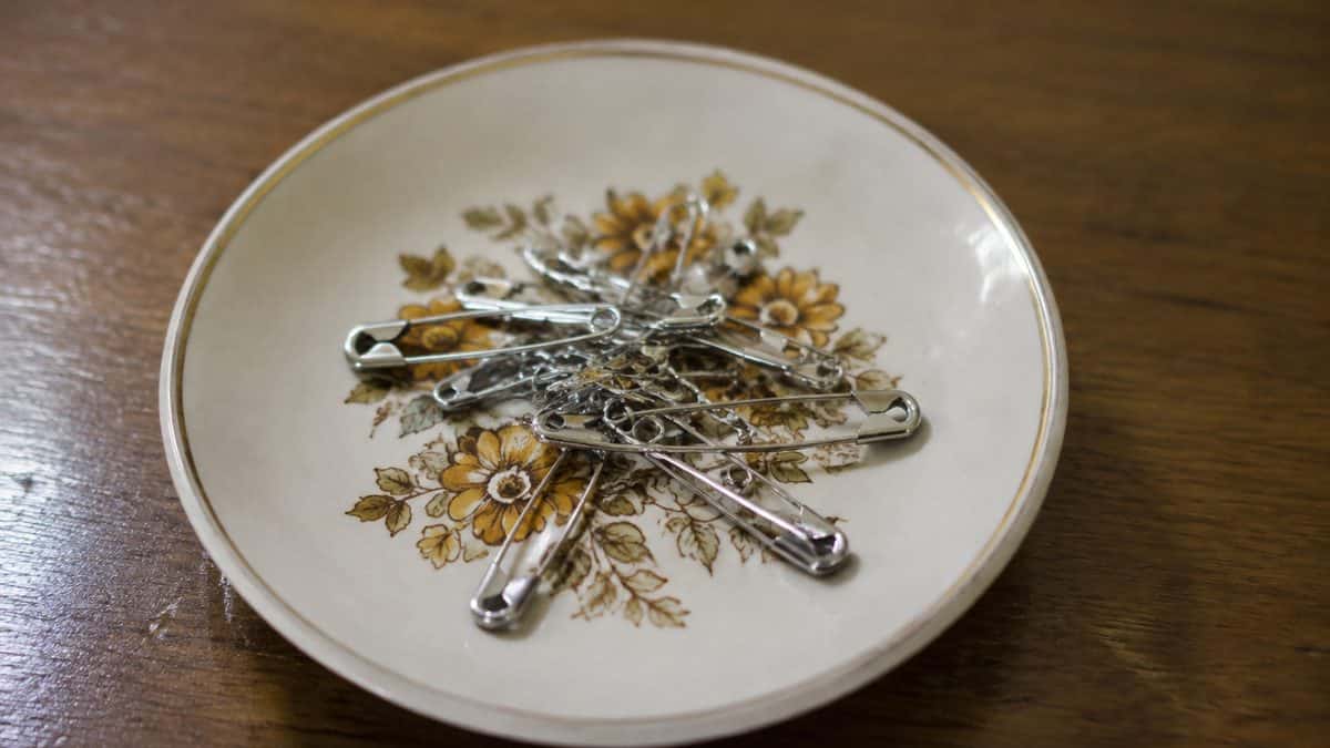 16 Essential Items Mom Always Carried That Saved the Day 2 Real, clear photograph of standard safety pins.