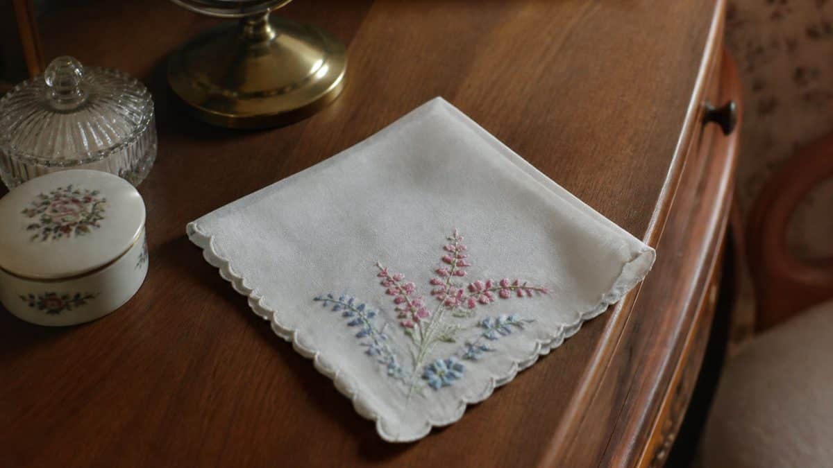 16 Essential Items Mom Always Carried That Saved the Day 11 Real vintage embroidered handkerchief