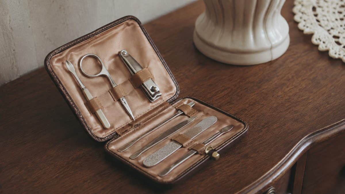 16 Essential Items Mom Always Carried That Saved the Day 12 Authentic vintage manicure set