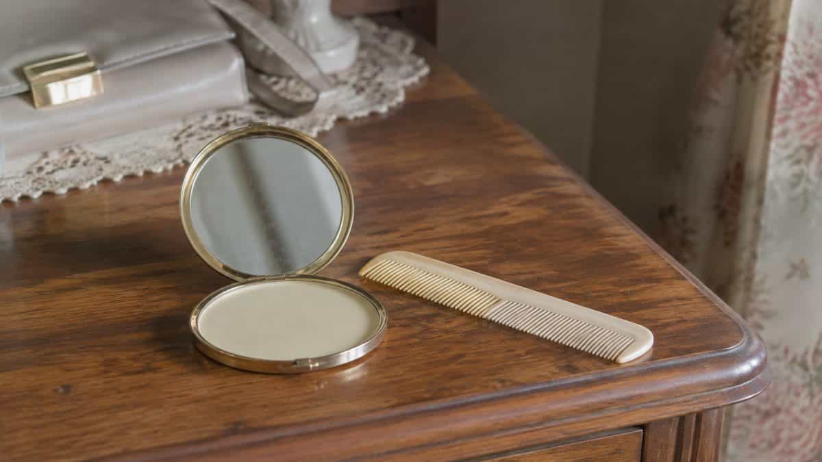 16 Essential Items Mom Always Carried That Saved the Day 7 Authentic vintage compact mirror and comb