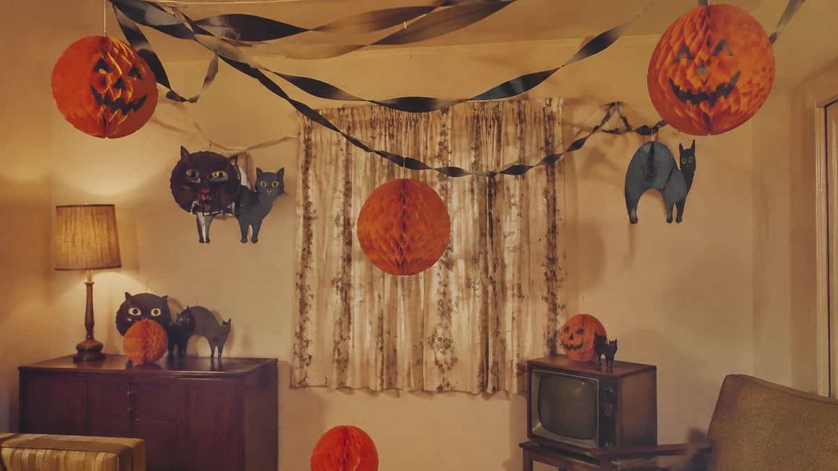 14 Things That Made Halloween Better in the '70s 6 70s paper Halloween decorations