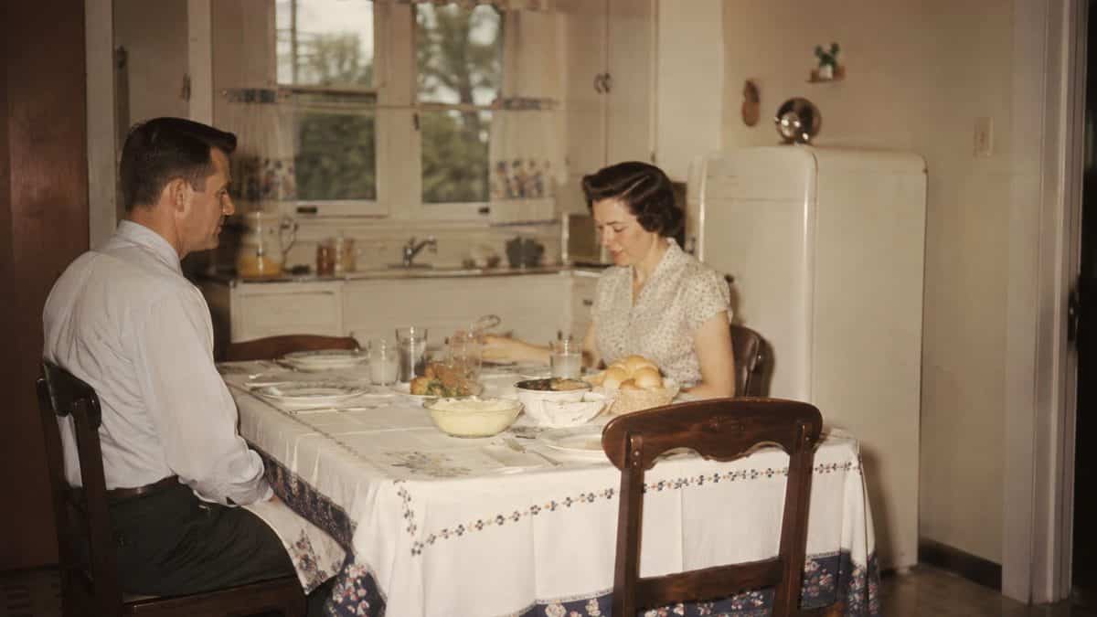 15 Ways Dinnertime Was Different in the '50s—And Why Families Miss It 2 Authentic 1950s family dinner photo