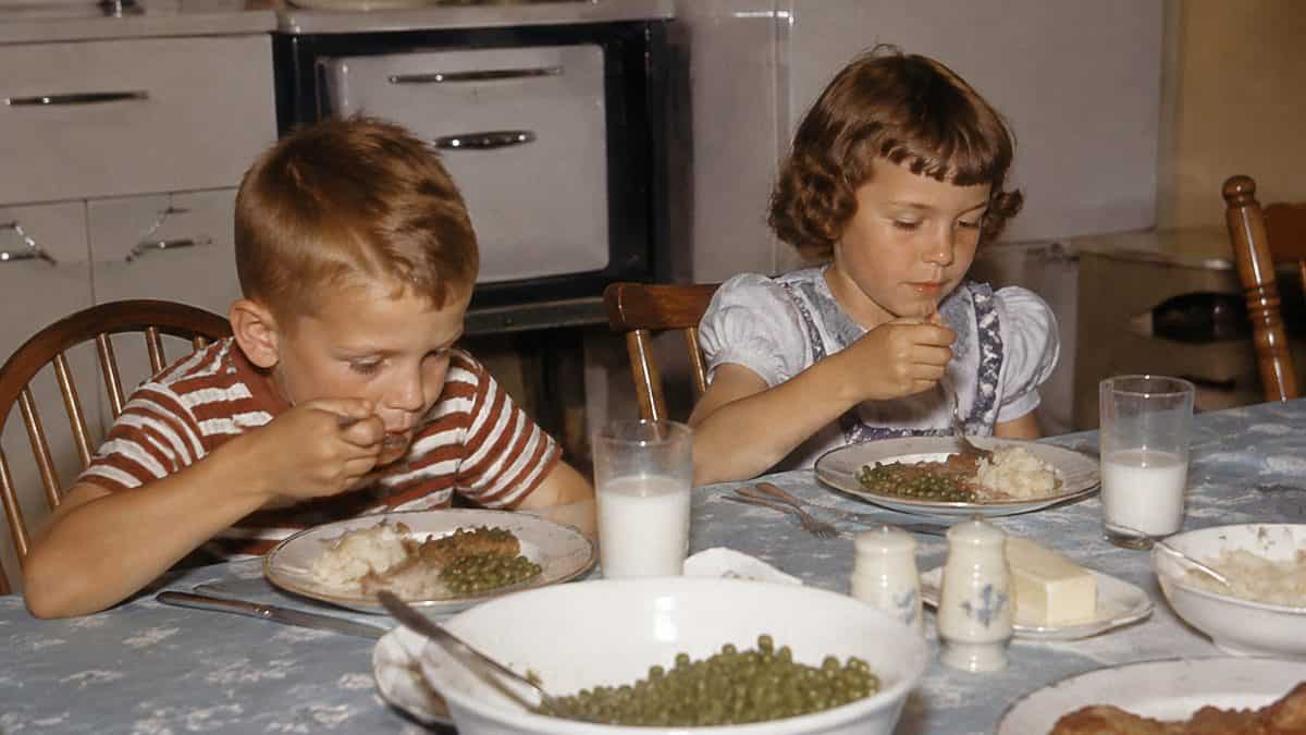 15 Ways Dinnertime Was Different in the '50s—And Why Families Miss It 13 Children eating dinner