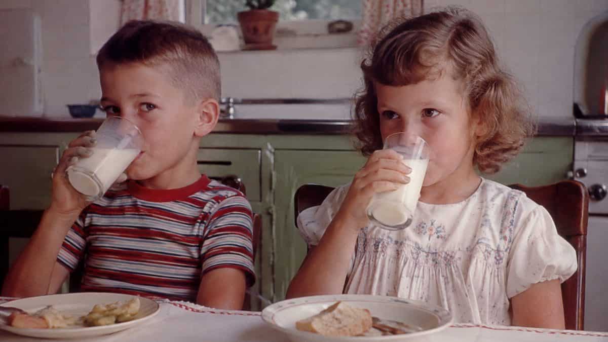 15 Ways Dinnertime Was Different in the '50s—And Why Families Miss It 14 Authentic 1950s photo of children drinking milk