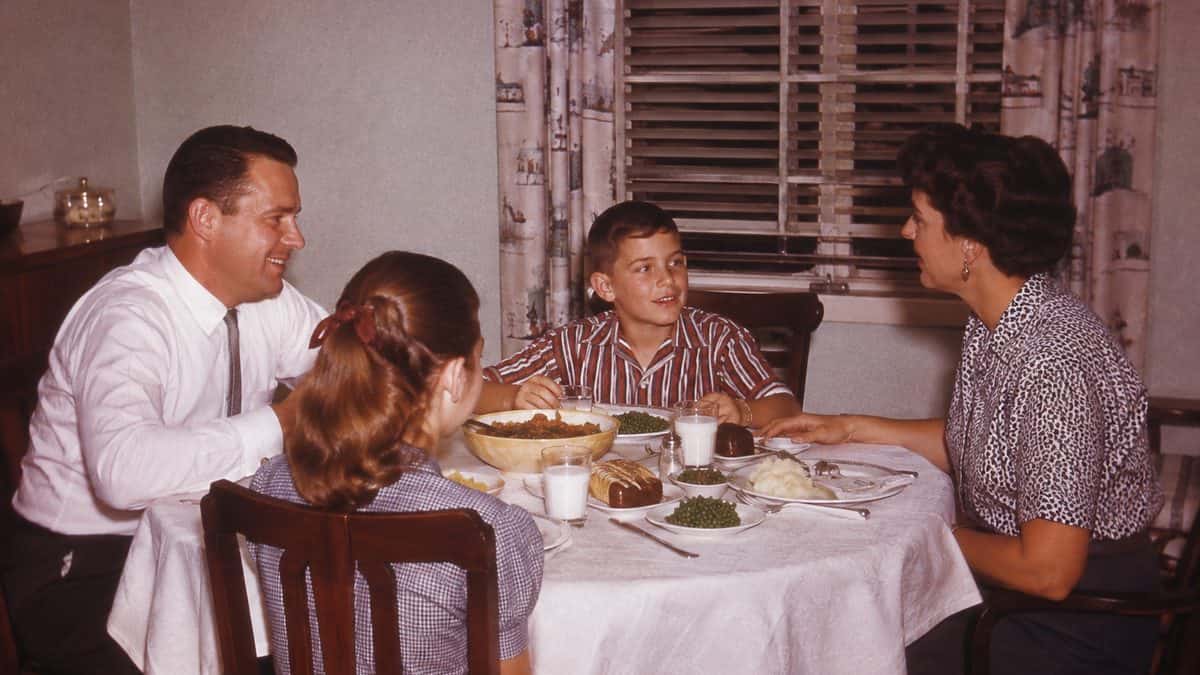 15 Ways Dinnertime Was Different in the '50s—And Why Families Miss It 15 Authentic 1950s photograph of a family eating dinner