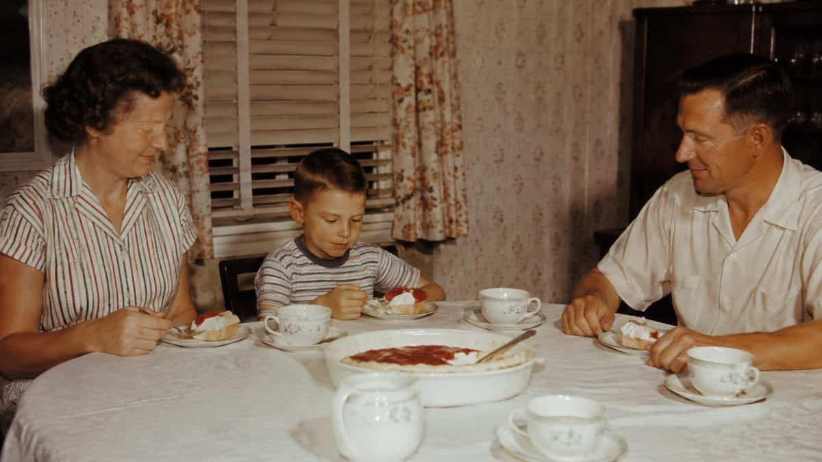 15 Ways Dinnertime Was Different in the '50s—And Why Families Miss It 9 Authentic 1950s photo of family eating dessert