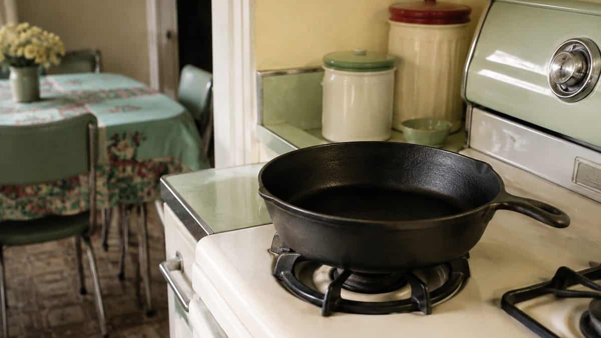 Household Items Every Family Owned That Are Worth a Fortune Now 5 Vintage cast iron skillet.