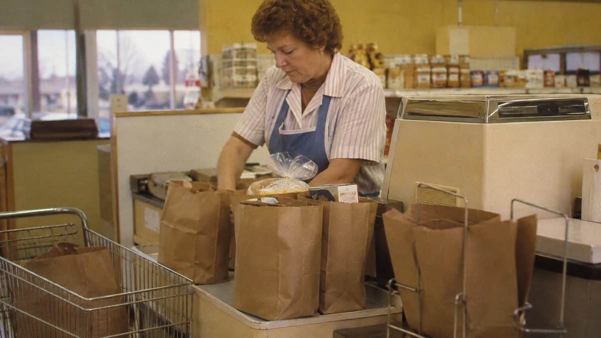 What Kids Used to Do at the Grocery Store That's Unthinkable Now 14 Grocery clerk packing bags