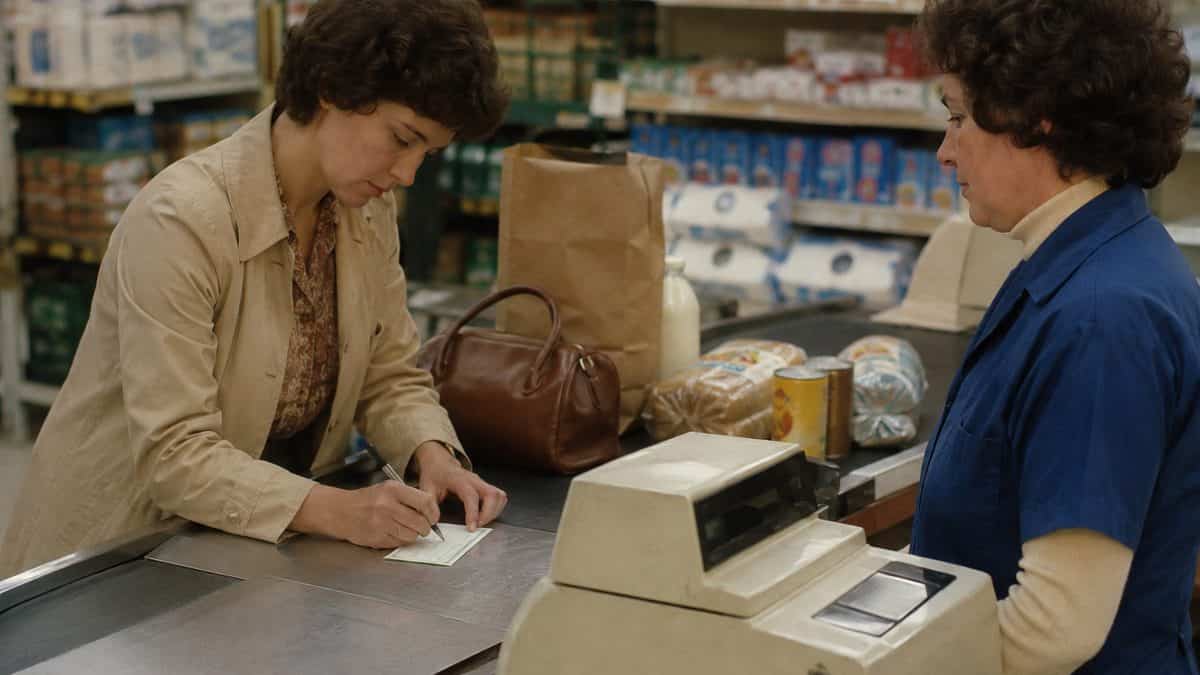 What Kids Used to Do at the Grocery Store That's Unthinkable Now 6 Customer writing check at grocery checkout