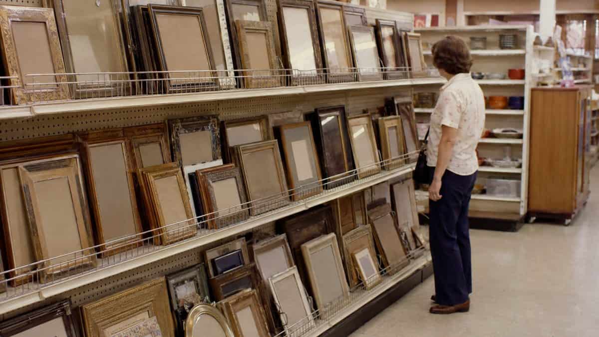 Picture frame aisle