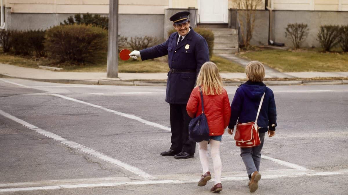 12 Things Every Kid Who Walked to School Alone Will Remember 2 Crossing guard and children.