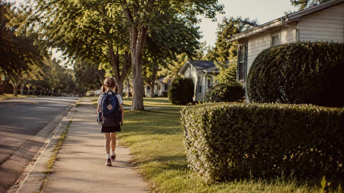 12 Things Every Kid Who Walked to School Alone Will Remember 13 Kids walking home from school