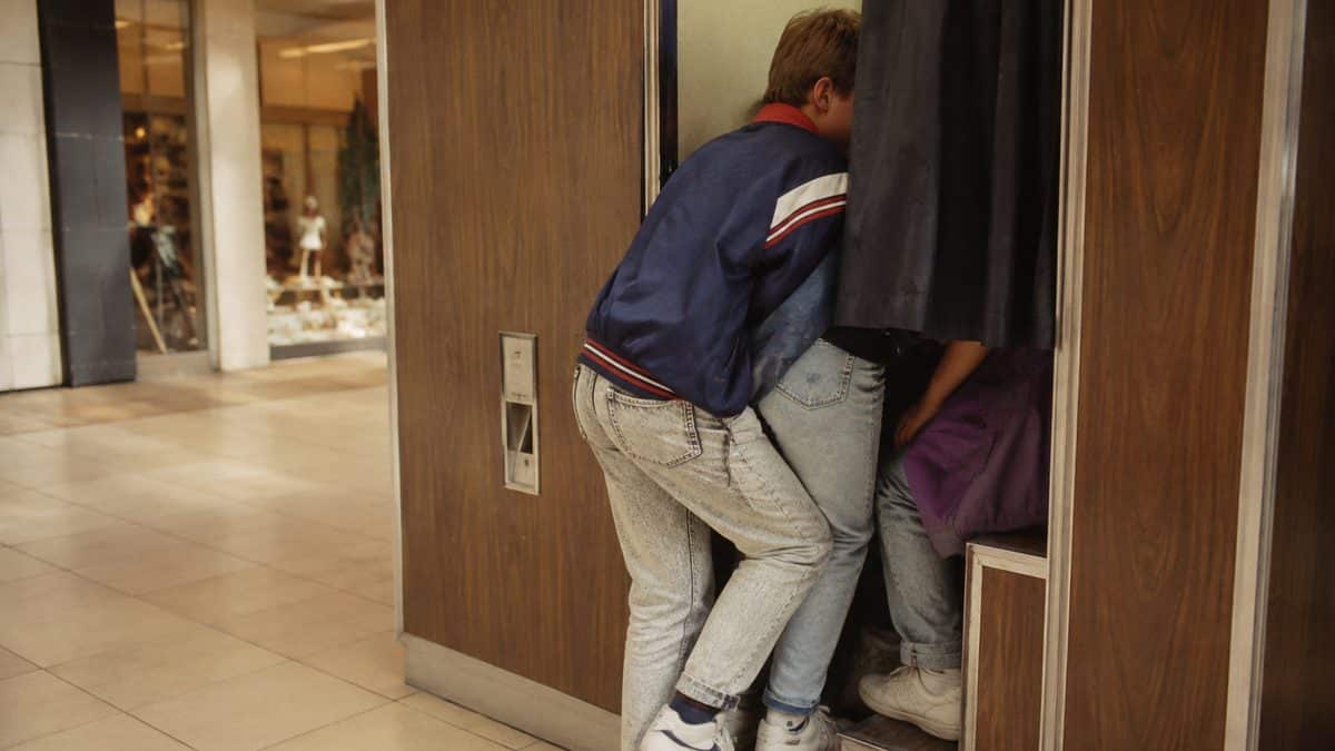 What Kids Did at the Mall That Would Seem Suspicious Today 7 Teenagers squeezing into a mall photo booth