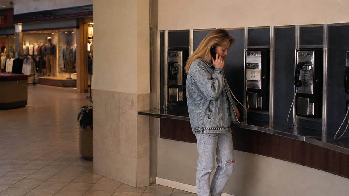 What Kids Did at the Mall That Would Seem Suspicious Today 10 Authentic 1980s or 1990s photo of teenagers using a bank of mall payphones.