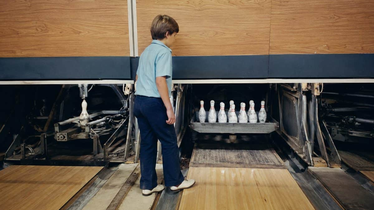 13 Jobs Every High School Kid Could Get That Don't Exist Anymore 5 Pin boy at a bowling alley