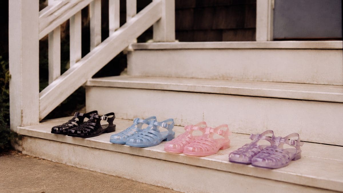 '80s Fashion Trends That Would Break the Internet Today 9 Authentic 1980s photo of jelly shoes