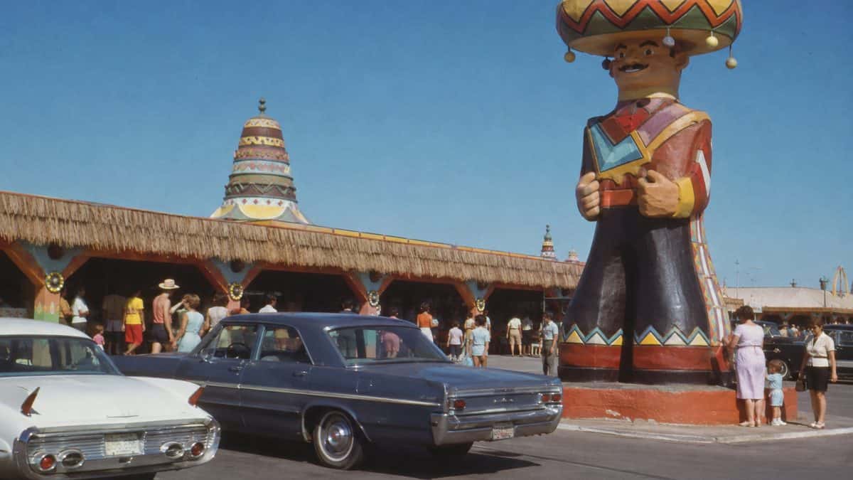 12 Iconic Roadside Attractions from the Sixties and Seventies 2 South of the Border