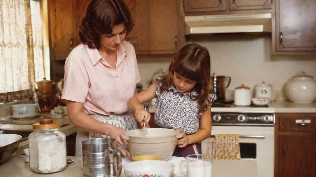 Household Skills Worth Relearning That Could Save You Thousands 7 Authentic retro photo of a mother and daughter cooking