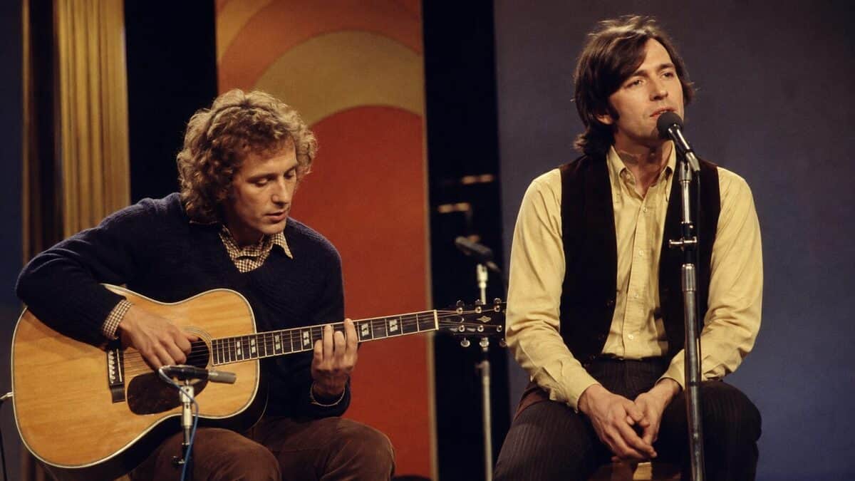 13 Classic Rock Ballads That Instantly Take You Back 4 Simon and Garfunkel performing.