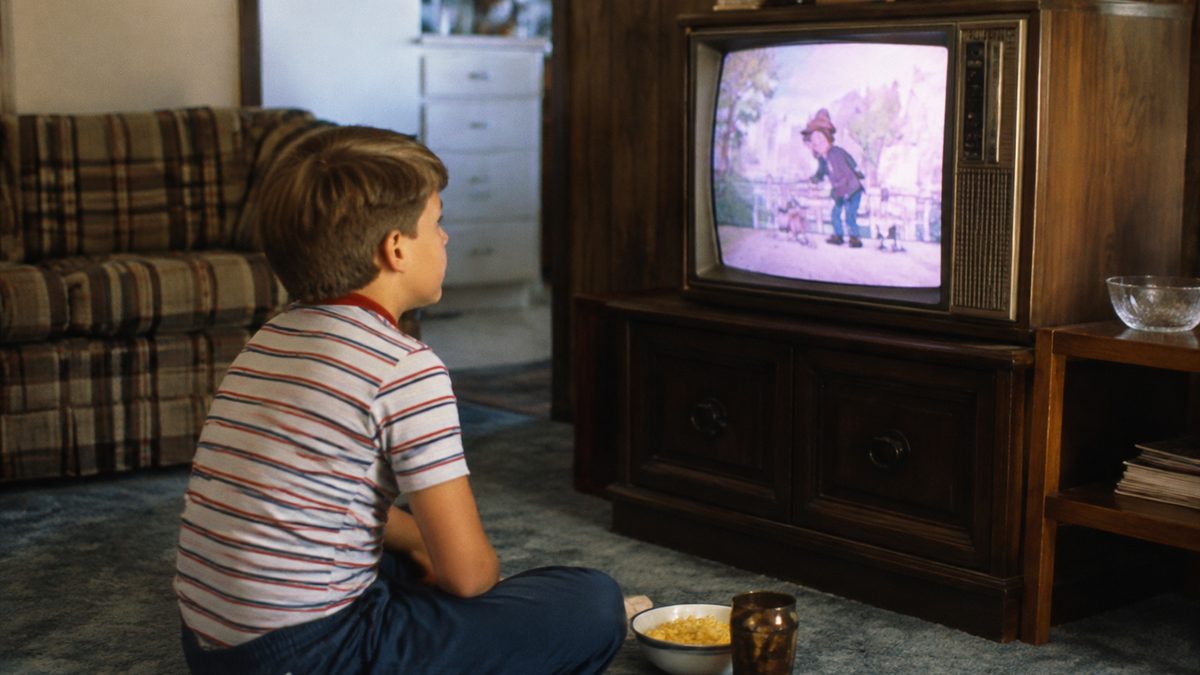 12 Things Every Saturday Morning Cartoon Kid Remembers 7 Child watching a vintage television set
