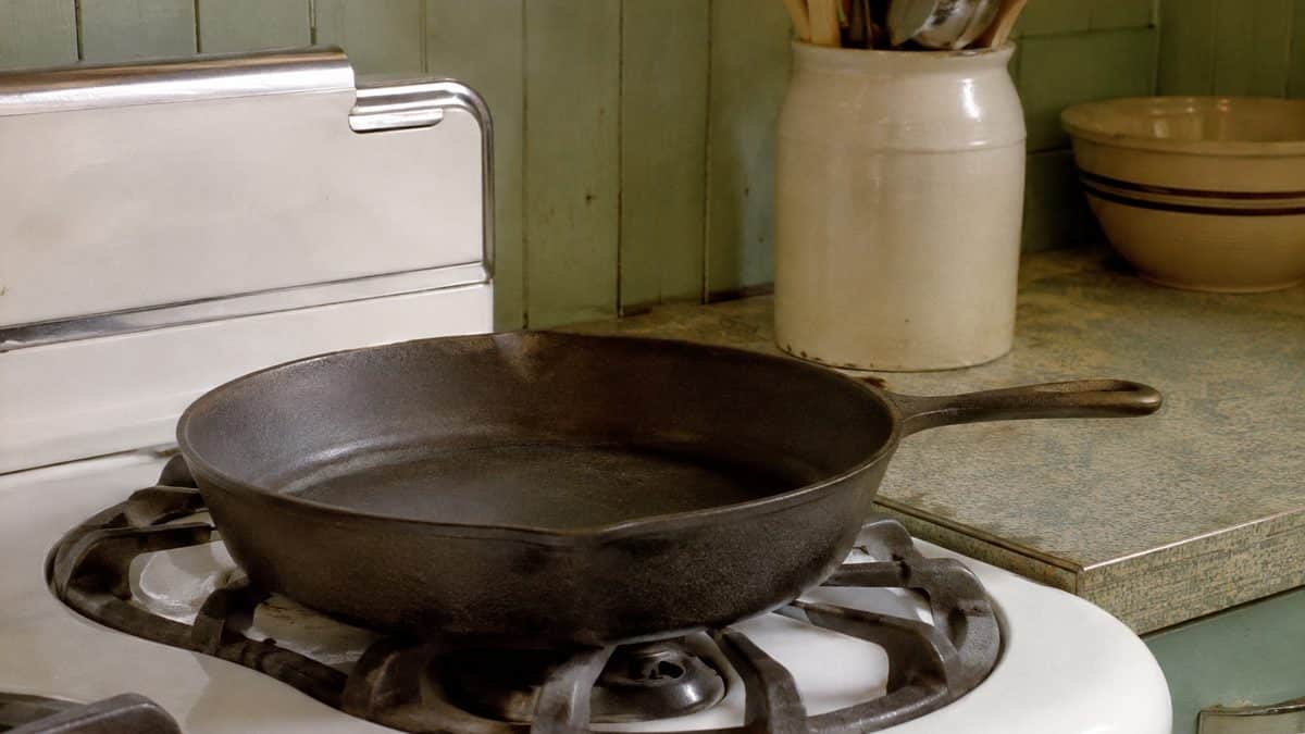 15 Basic Life Hacks from Grandma That Still Beat Modern Solutions 2 Real cast iron pan on stove
