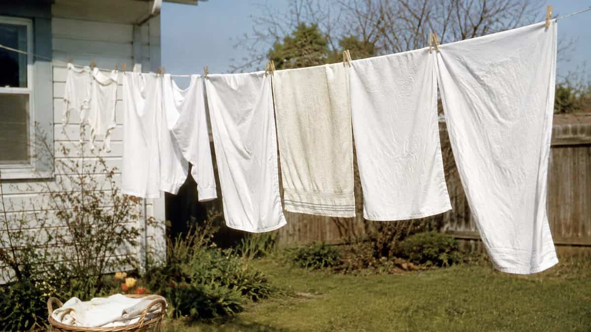 15 Basic Life Hacks from Grandma That Still Beat Modern Solutions 3 Real laundry sun-bleaching