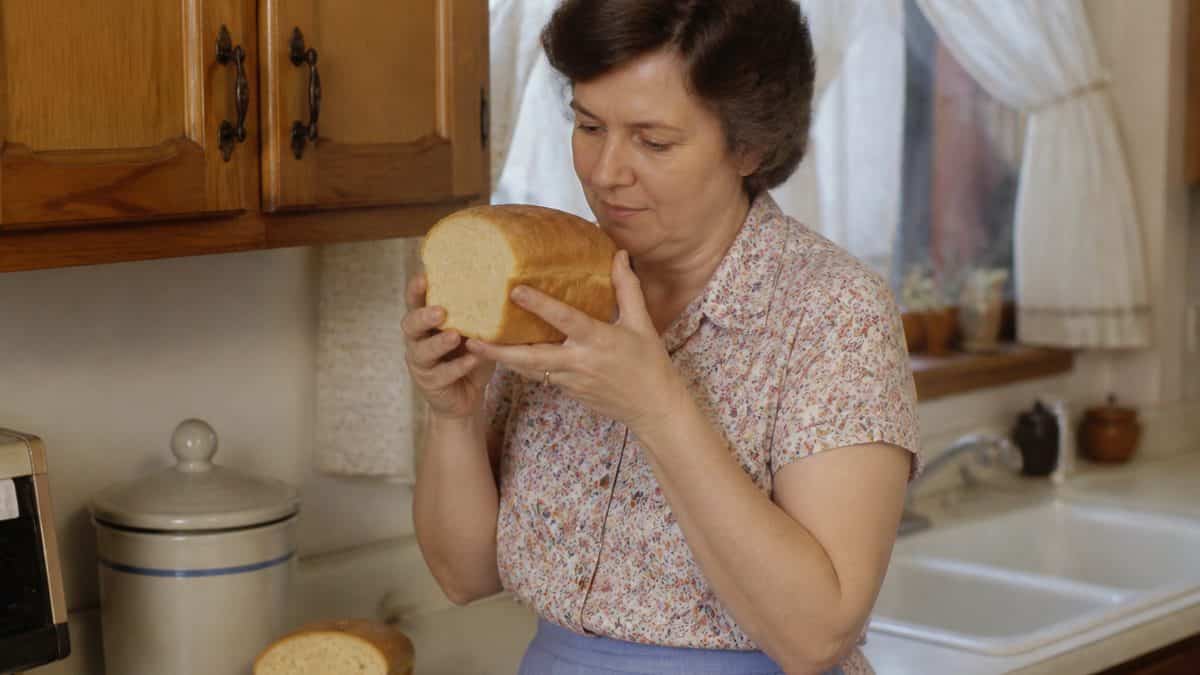 15 Basic Life Hacks from Grandma That Still Beat Modern Solutions 9 Person testing bread freshness.