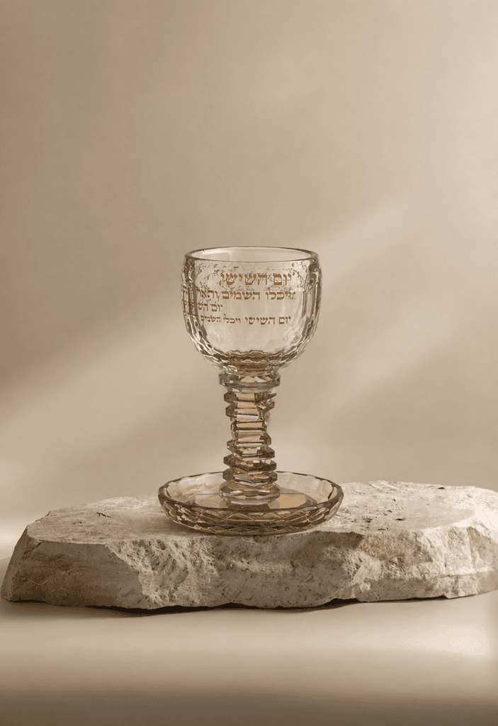 גביע קידוש קריסטל דגם "זוהר" על משטח אבן, מתאים לקידוש בשבת וחג.