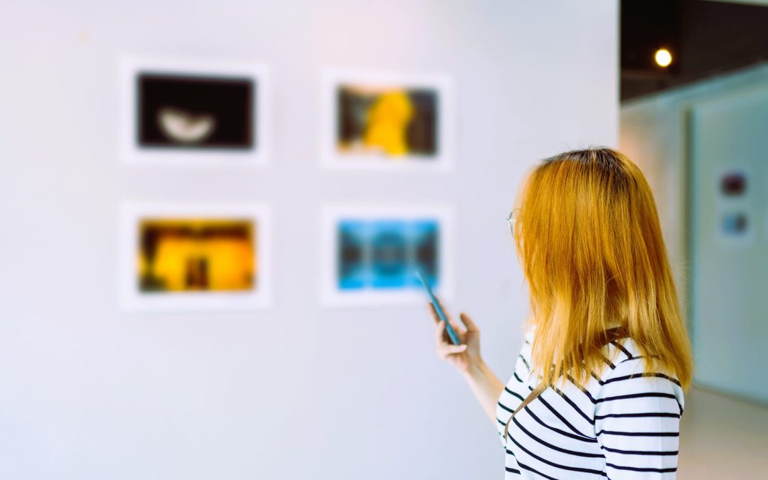 woman-visiting-art-gallery
