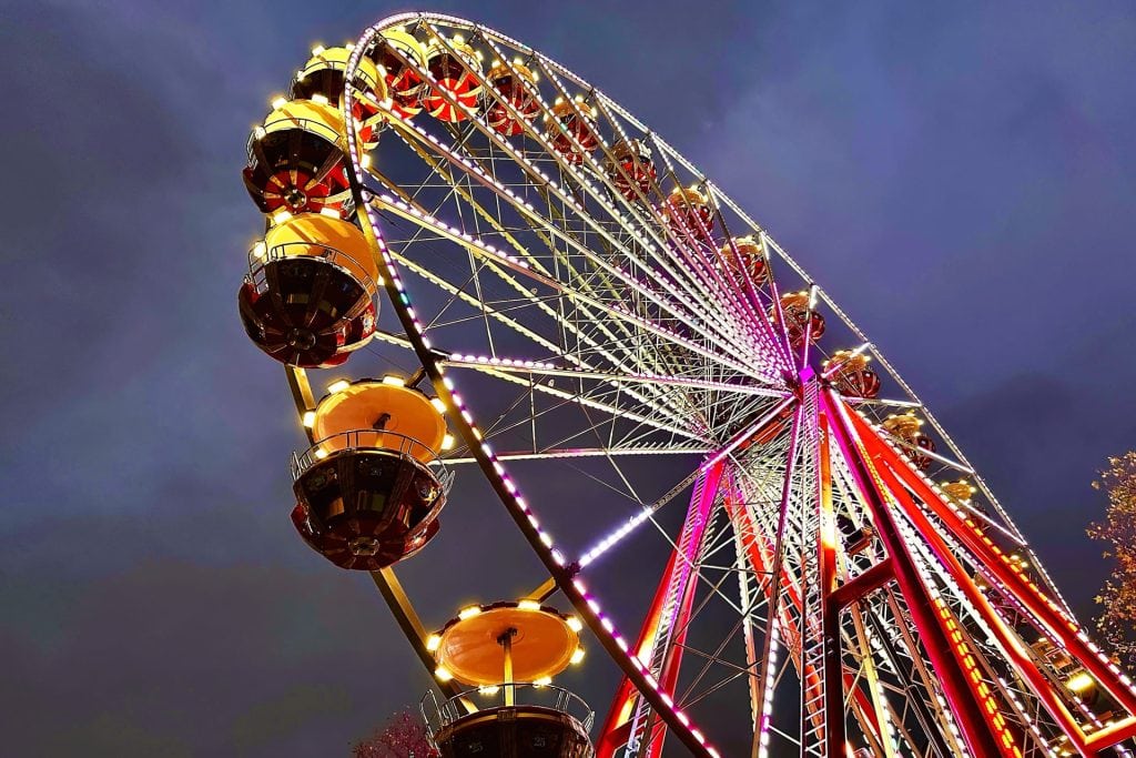 ferris-wheel-lights-at-night-carnival-attraction