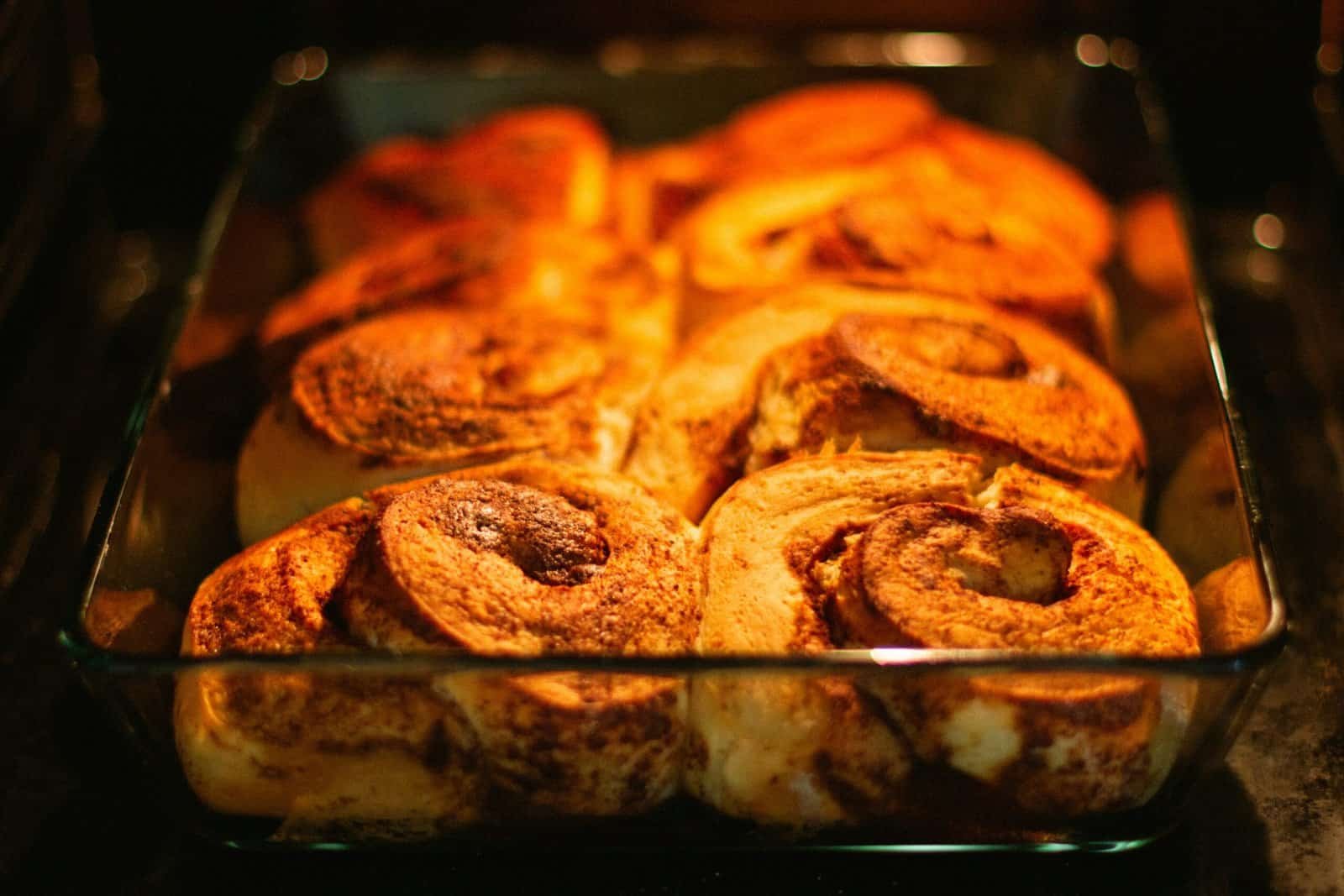 Glass vs Metal Baking Pan: Even Bakes or Crisp Edges