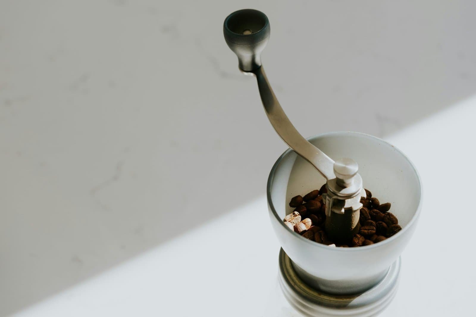 Best Manual Coffee Grinders: Engineering Precision and Alignment in 2026
