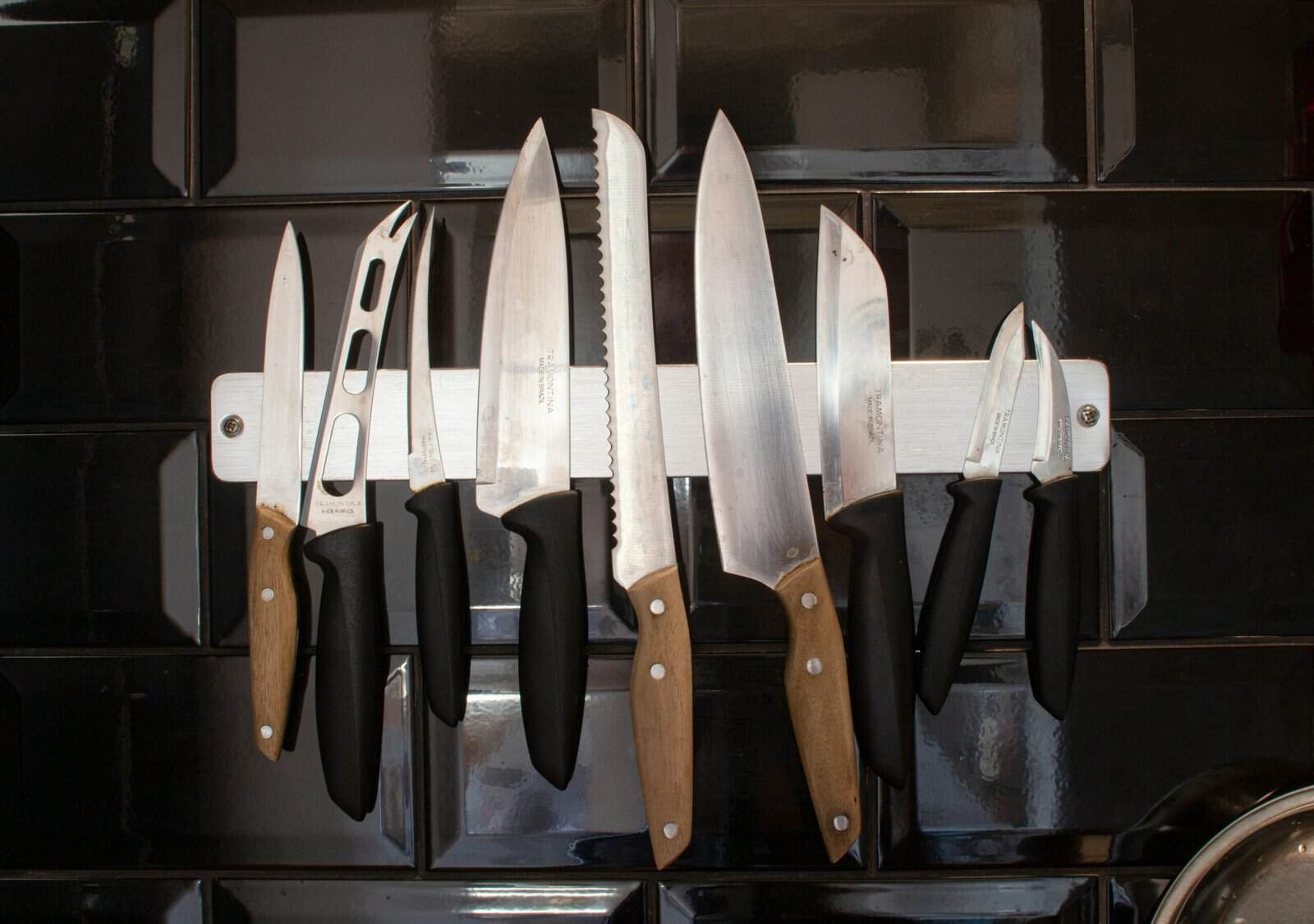 Best Utility Knives in 2026: The Mid-Size Kitchen Blade Between Paring and Chef