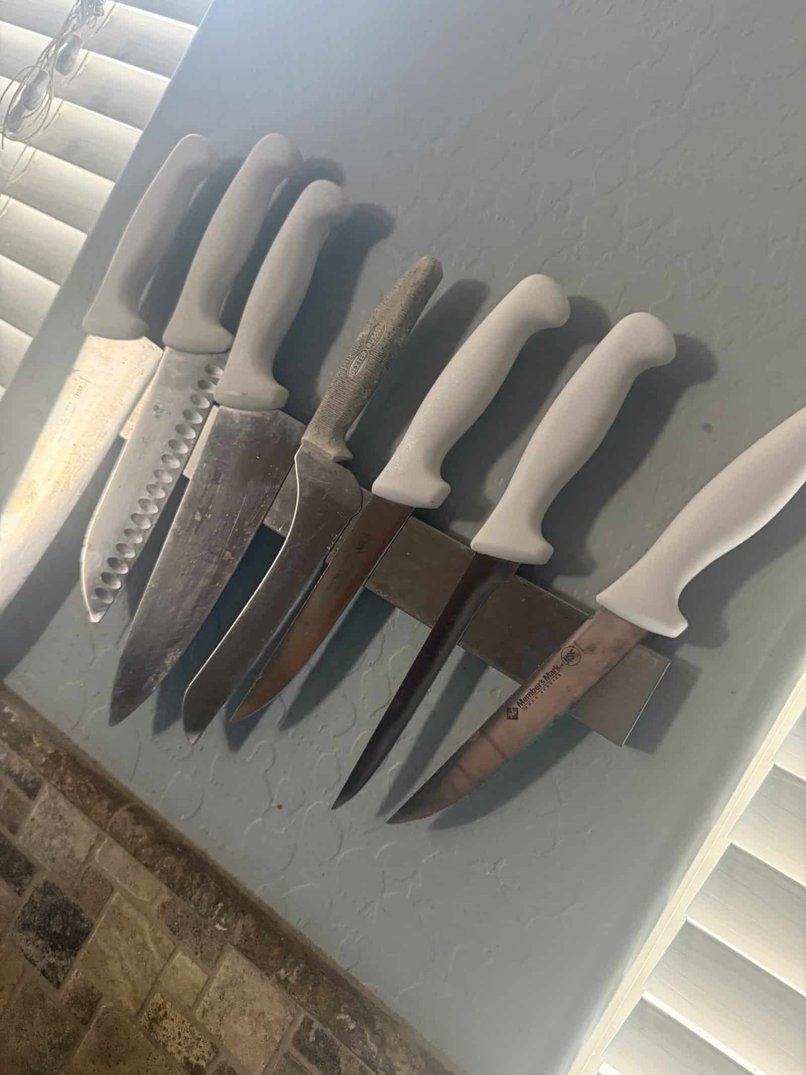 Do Magnetic Knife Strips Damage Knives: Magnetization, Edge Contact, and What Actually Causes Wear