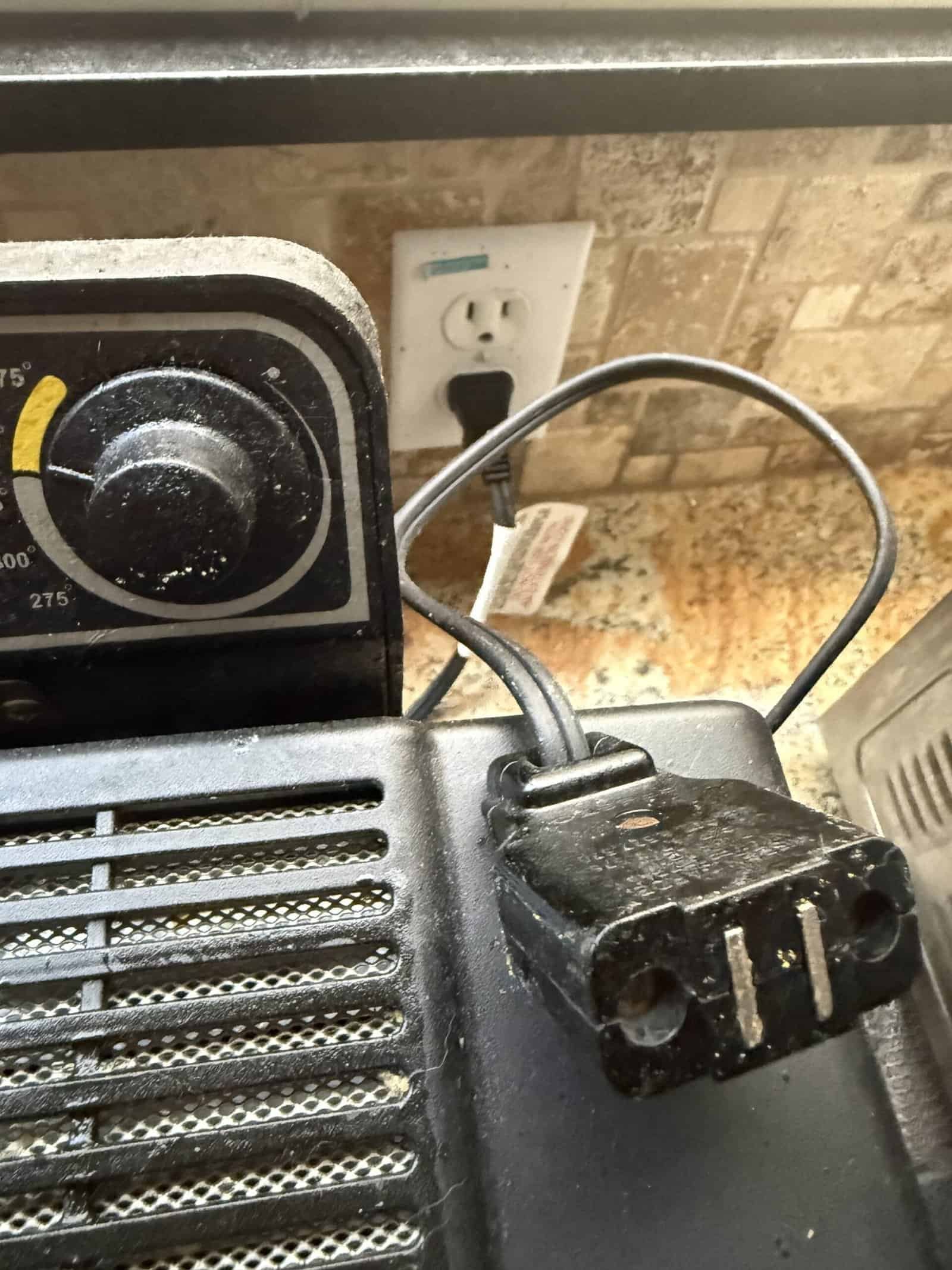 Why Does My Deep Fryer Trip the Breaker: Wattage, Circuits, and Outlets