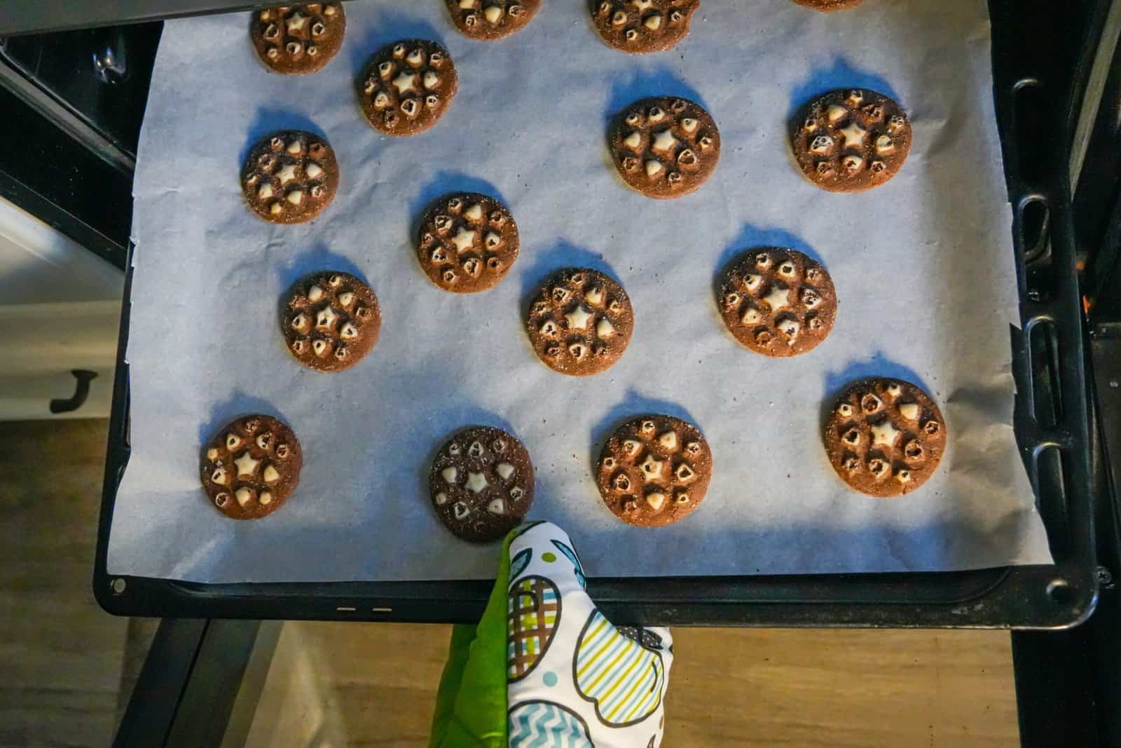 When Should You Replace Baking Sheets: Warping, Coating, and What Is Just Patina