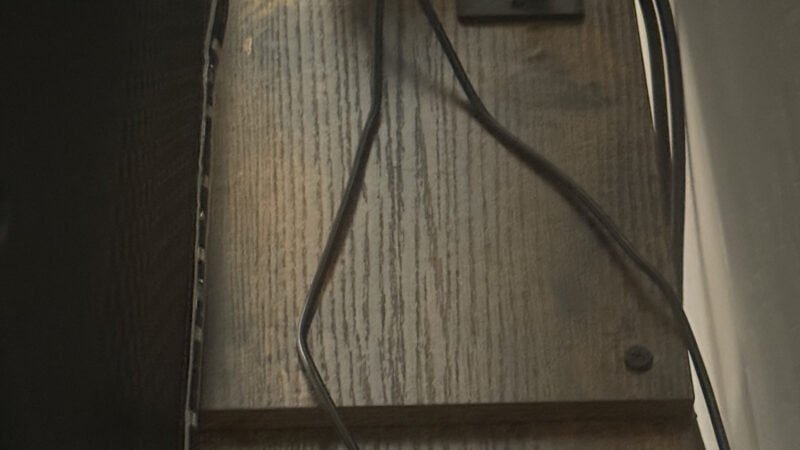 How to Manage Cables on an Open-Shelf TV Stand: What Actually Helps When There Is No Back Panel to Hide Behind
