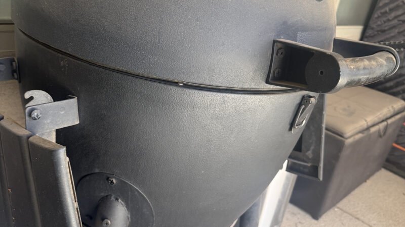 How Do You Shut Down a Kamado Grill: Closing Vents, Cooling Down, and Saving Charcoal