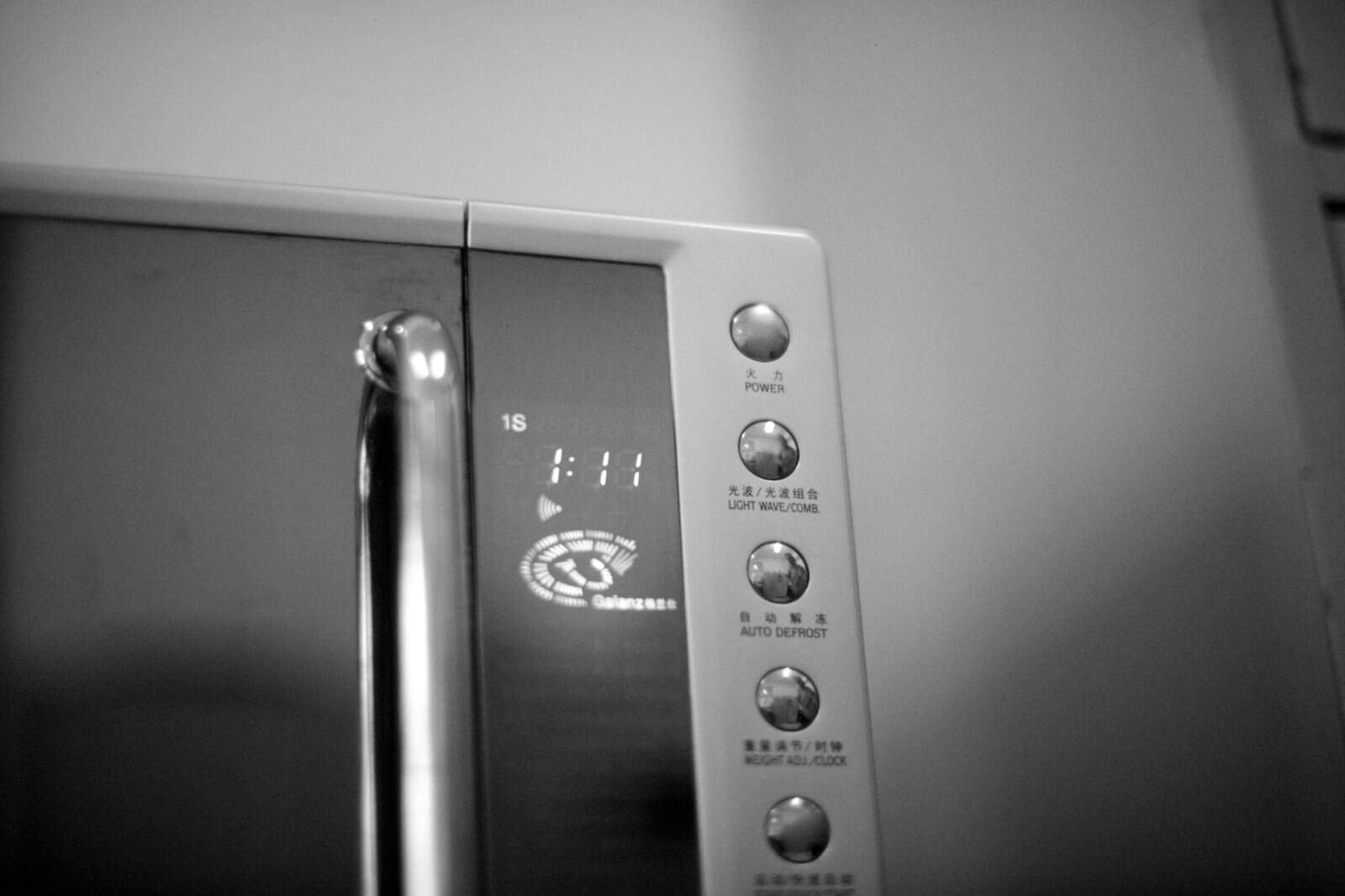 Why Does My Microwave Heat Unevenly: Standing Waves, Cold Centers, and Fixes