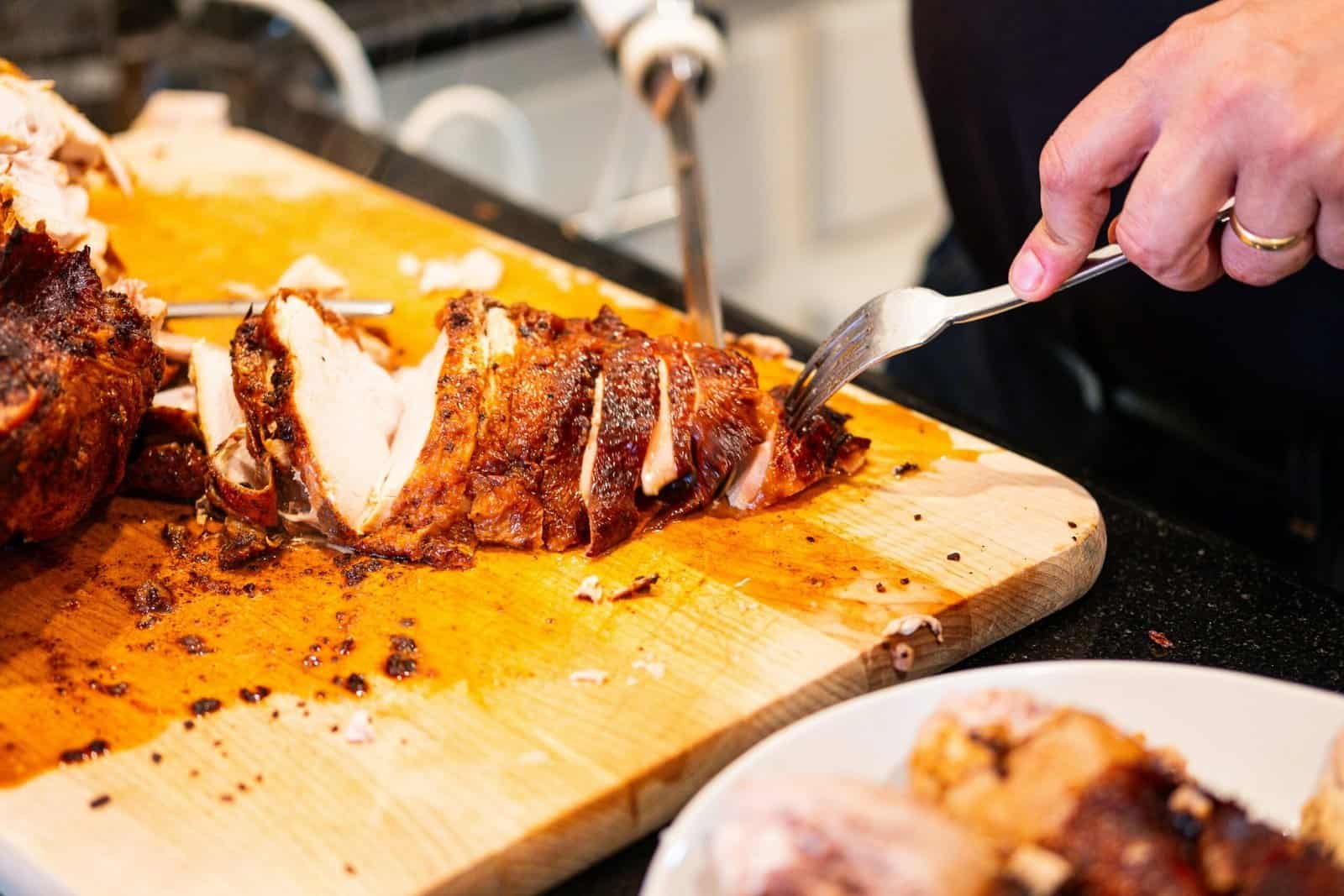 Best Carving Knives and Forks in 2026: Blade Length, Granton Edges, and Slicing a Roast Cleanly