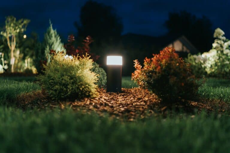 Best Solar Flood Lights in 2026: Lumens, Battery Capacity, and Lighting Through a Long Night