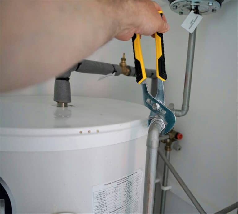Do Solar Water Heaters Work in Winter? Freeze Protection, Reduced Output, and When Backup Takes Over